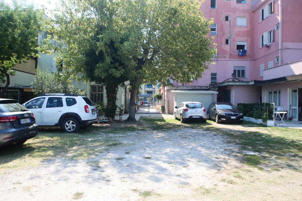 Hotel Serafini Misano Adriatico Esterno foto