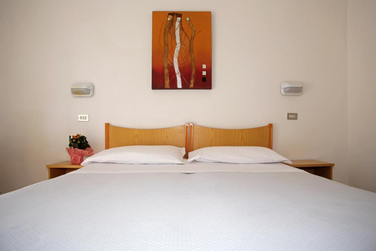 Hotel Serafini Misano Adriatico Esterno foto
