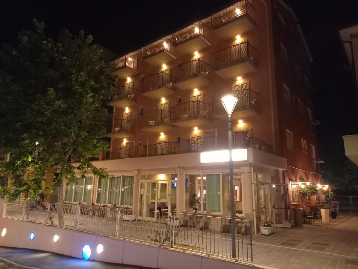 Hotel Serafini Misano Adriatico Esterno foto