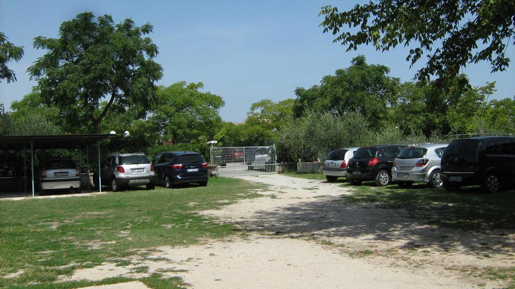 Hotel Serafini Misano Adriatico Esterno foto